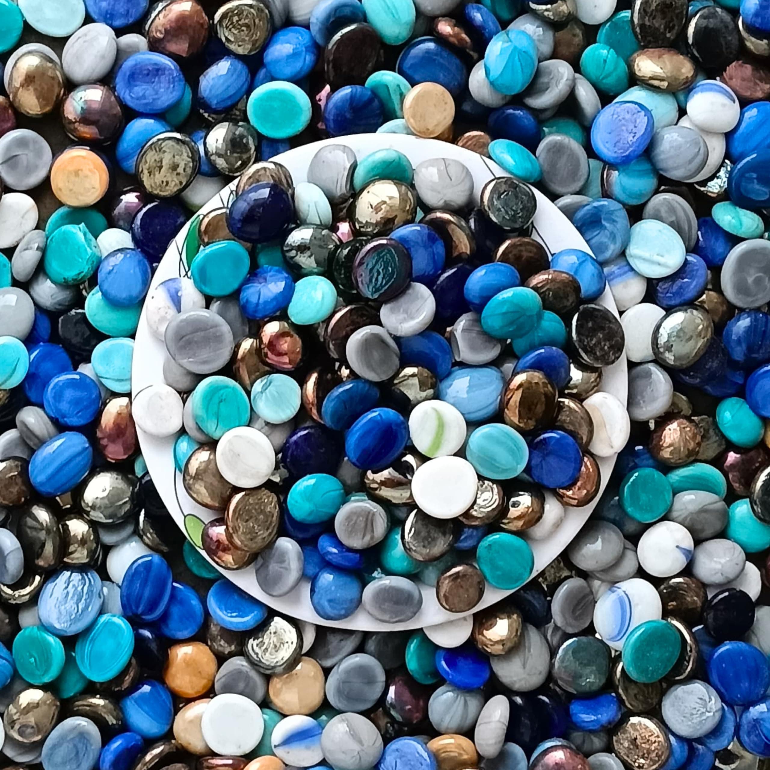 Foodie Puppies Flat Round Crystal Mix Milky Stone - (15Kg) (2cm - 2.5cm) for Aquariums, Fish Tank, Fireplace, Firepit Glass, Vase Filler, Pot, Garden, Lawn, Table Decor for Indoor & Outdoor Decor